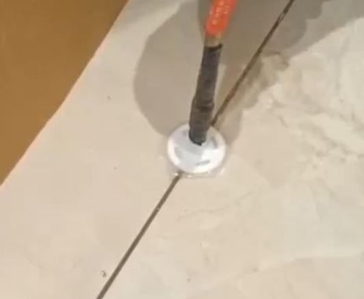 辽宁瓷砖空鼓维修公司专业解答瓷砖在铺贴过程中，如果没有涂抹均匀到位的粘结材料（如水泥砂浆或瓷砖胶），可能会导致以下问题