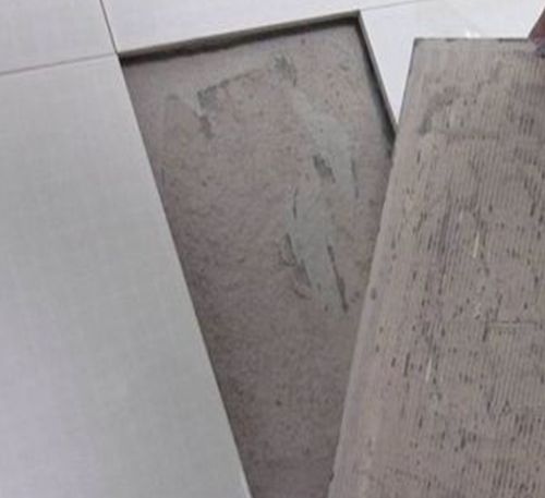 辽宁瓷砖空鼓维修公司分享瓷砖铺贴时如果打浆（即涂抹在瓷砖背面和基层上的砂浆或瓷砖胶）过少，会带来以下问题